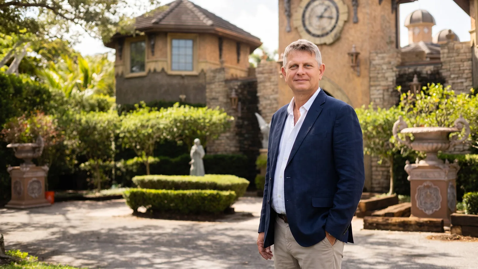 Axel Weiss, Broker von Sea to Sky Realty, vor einem historischen Anwesen in Sarasota