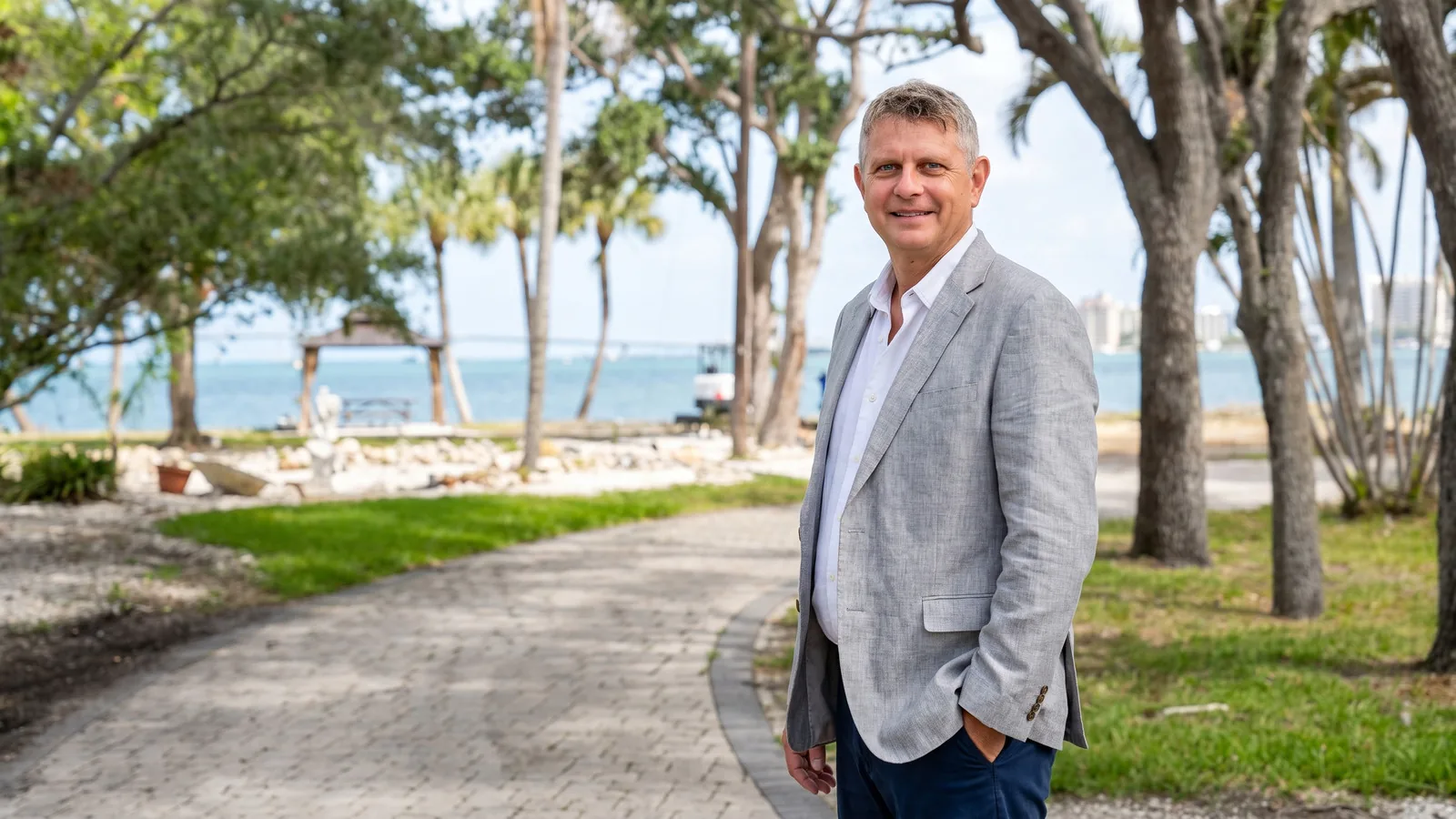 Axel Weiss, Broker von Sea to Sky Realty, am Uferweg der Sarasota Bayfront