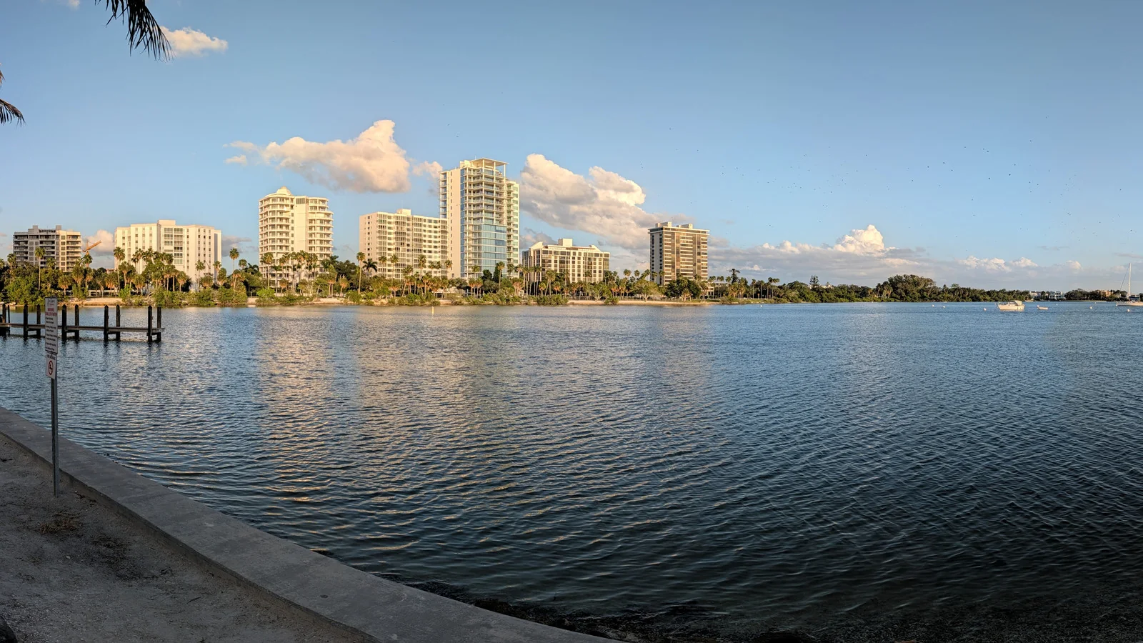 Die Skyline von Downtown Sarasota über der Bucht, aufgenommen von der Bayfront